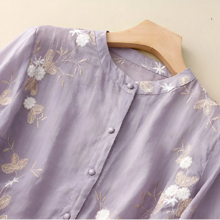 Isabella | Blouse brodée boutonnée