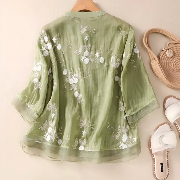 Isabella | Blouse brodée boutonnée