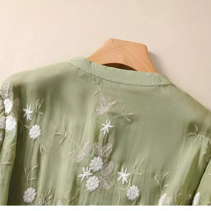 Isabella | Blouse brodée boutonnée