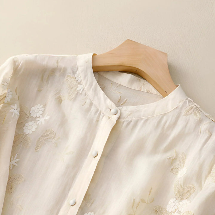 Isabella | Blouse brodée boutonnée